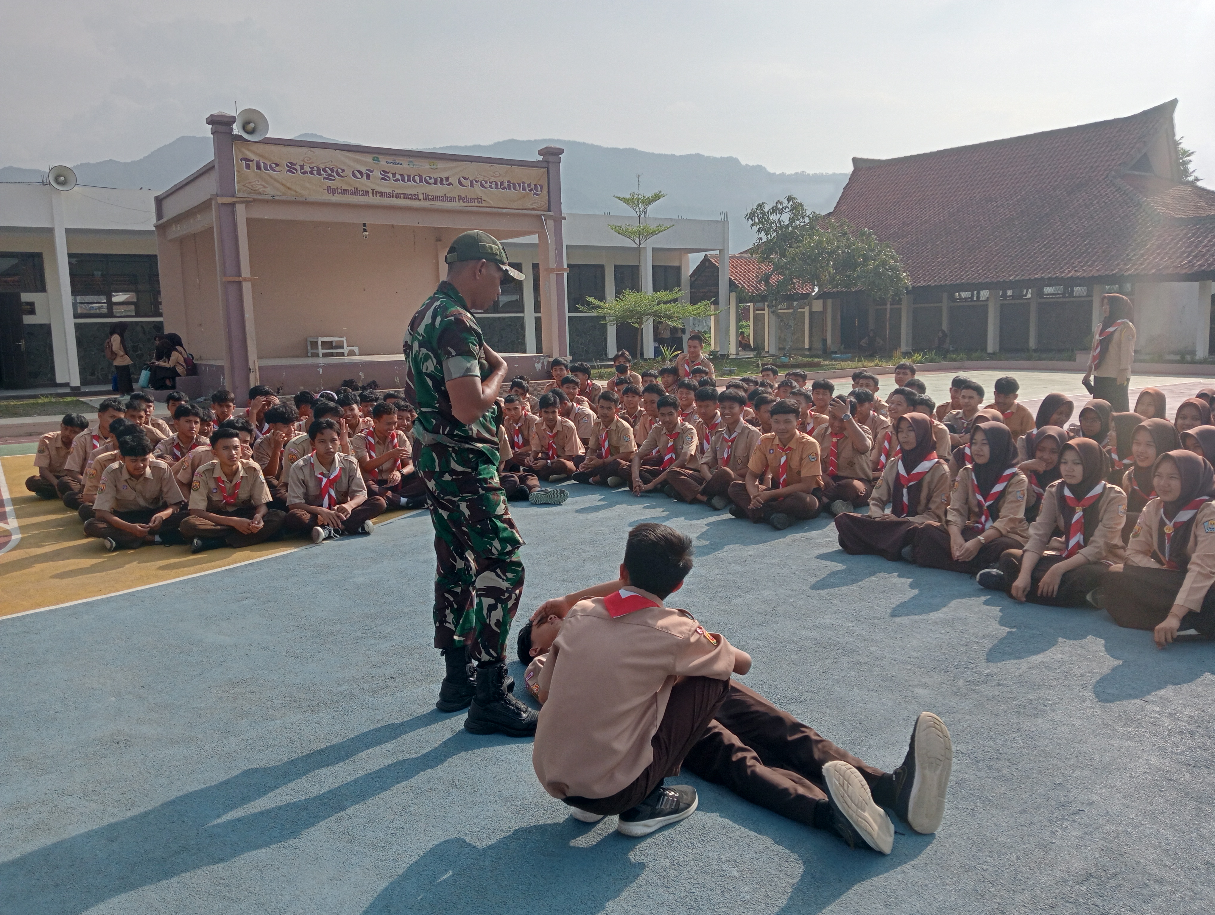 ilustrasi-Pendampingan Anggota Koramil 1705 Kecamatan Cikijing dalam Kegiatan Pramuka di SMAN 1 Cikijing